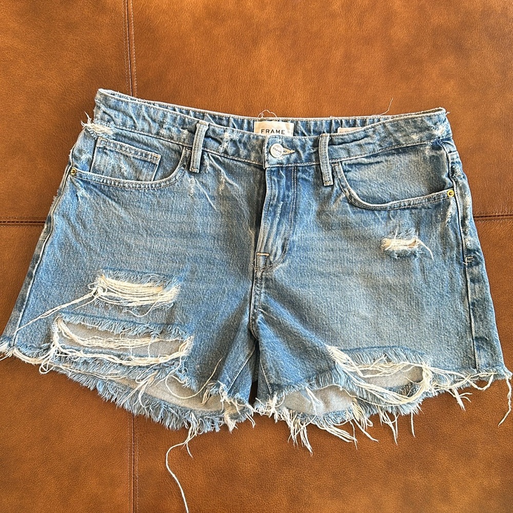 Like new! Frame Denim Le Grabd Garçon short, light wash, destructed! SZ 29!